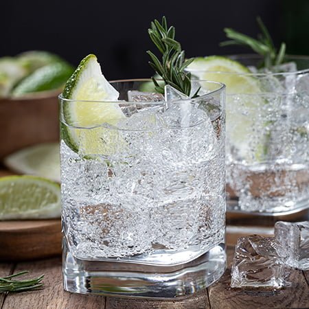 Make your own ice cubes at home with an ice cuba machine