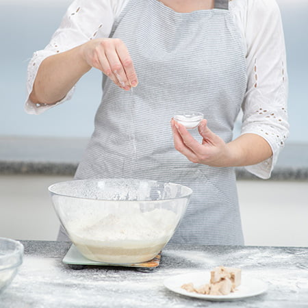 Precise ingredients measuring using a digital kitchen scale