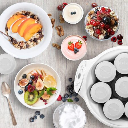 Homemeade yoghurt with fruits and muesli